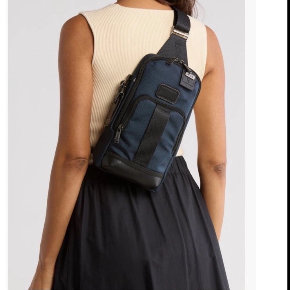 Tumi Fremont FIFE Slim Sling Bag Navy Blue NWT UNISEX - Picture 1 of 8